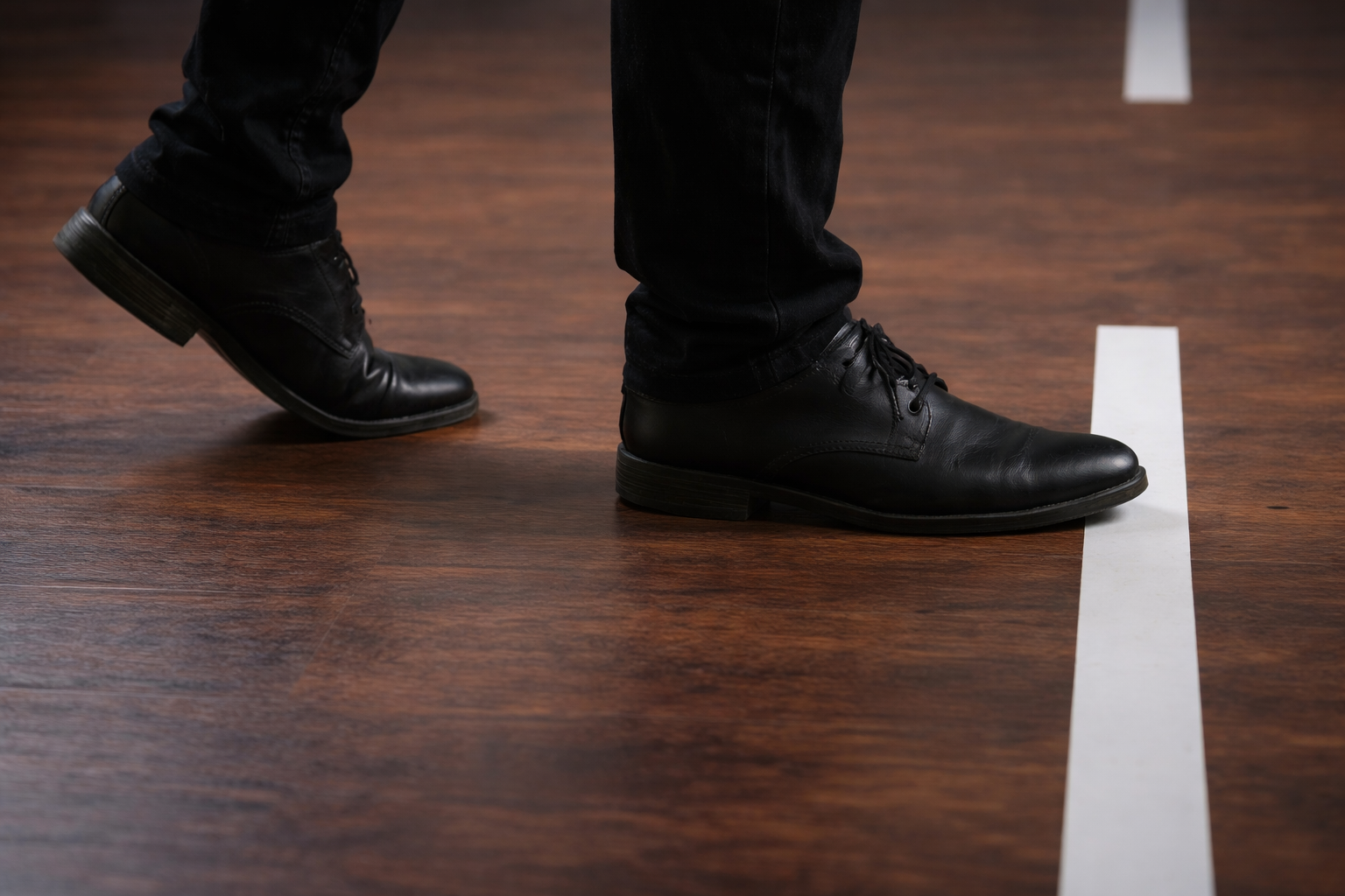 Position correcte des pieds pour le lancer de fléchettes